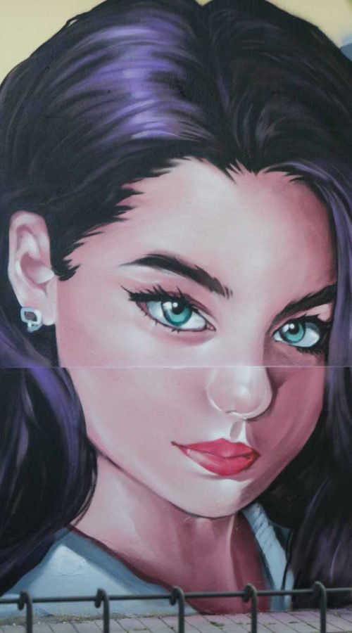 Graffiti de mujer en fachada de Oh Peluqueros en el Barrio del Pilar, Madrid