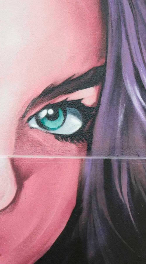 Graffiti de mujer en fachada de Oh Peluqueros en el Barrio del Pilar, Madrid