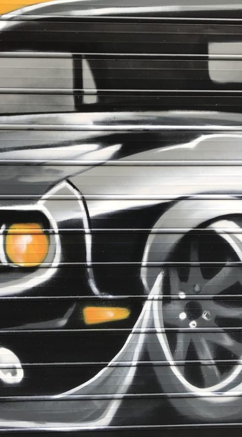 Graffiti de coche deportivo en sede de Autoescuelas Gala en Gran Vía