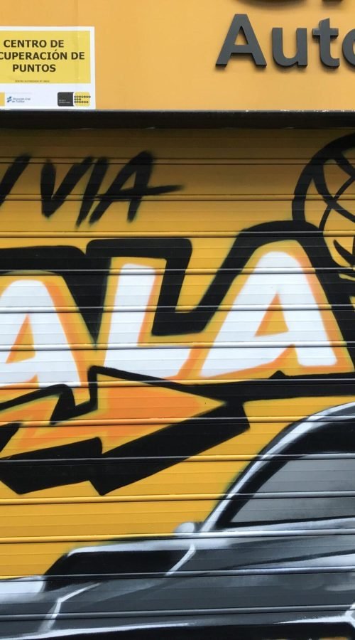 Graffiti de coche deportivo en sede de Autoescuelas Gala en Gran Vía