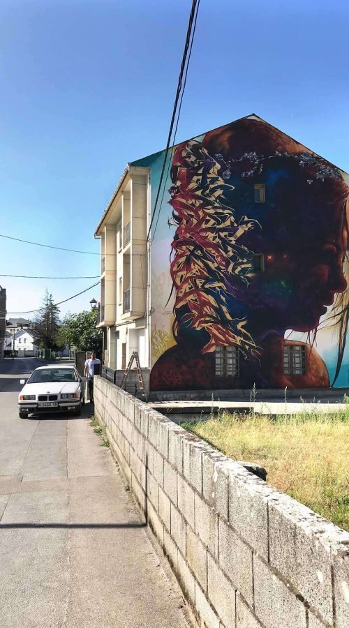 Graffiti artístico en fachada del Museo Arqueológico de Cacabelos en León