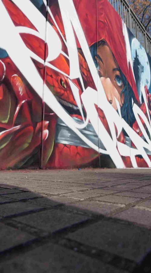 Composición mural con serpientes, rosas rojas y graffiti lettering en Les Franqueses del Vallès