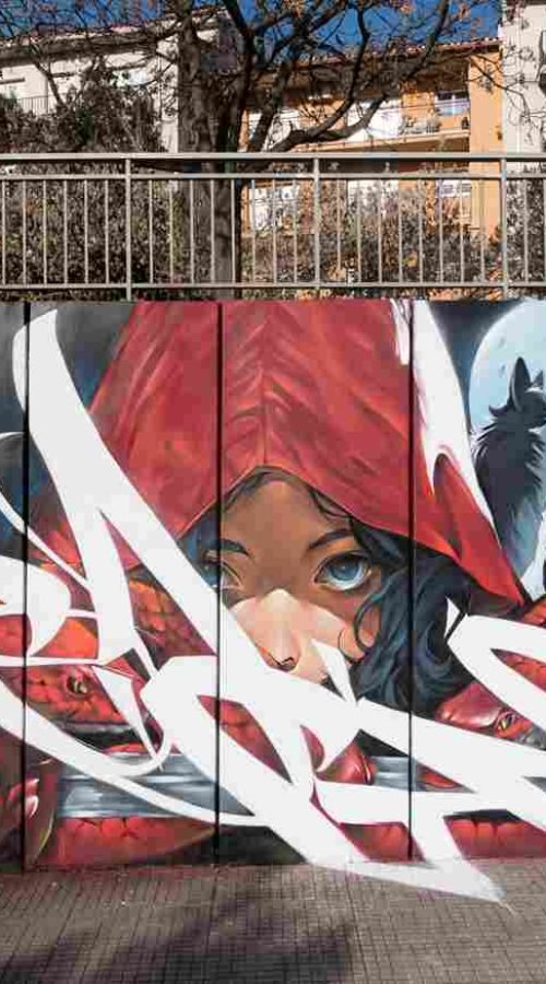Detalle del lobo, la luna y una rosa roja en el mural graffiti de La Caputxeta Vermella