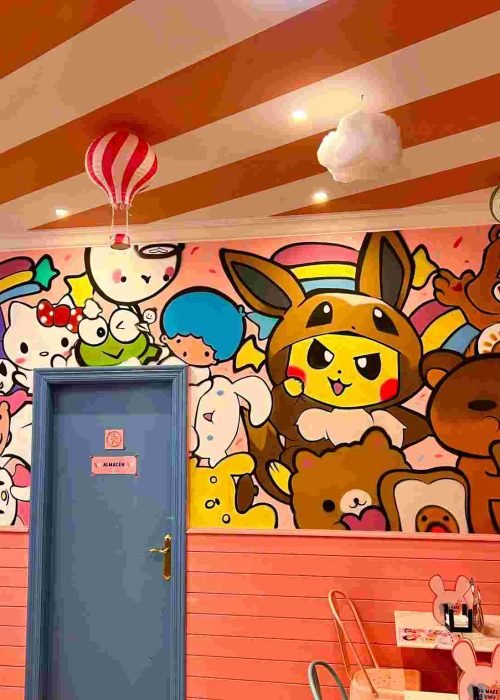 Mural kawaii en Kawaii Café Oviedo con personajes y repostería