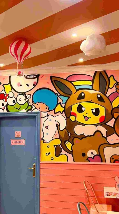 Mural kawaii en Kawaii Café Oviedo con personajes y repostería