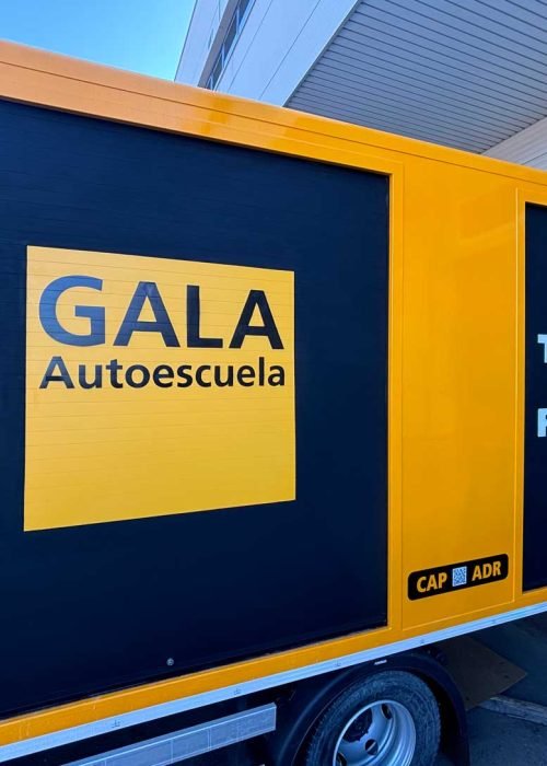 Camión amarillo y negro con rotulación de Autoescuela Gala y lema "Todo es más fácil"