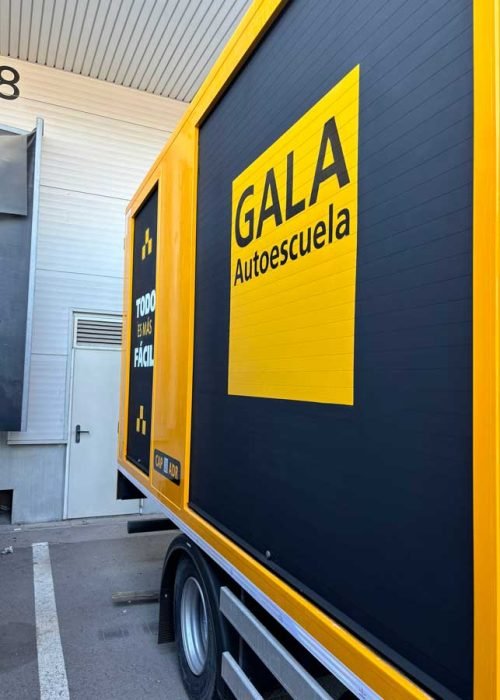 Camión amarillo y negro con rotulación de Autoescuela Gala y lema "Todo es más fácil"