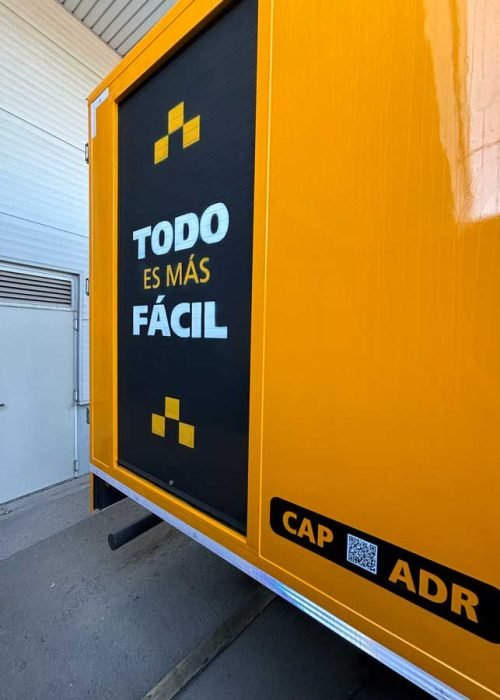 Camión amarillo y negro con rotulación de Autoescuela Gala y lema "Todo es más fácil"