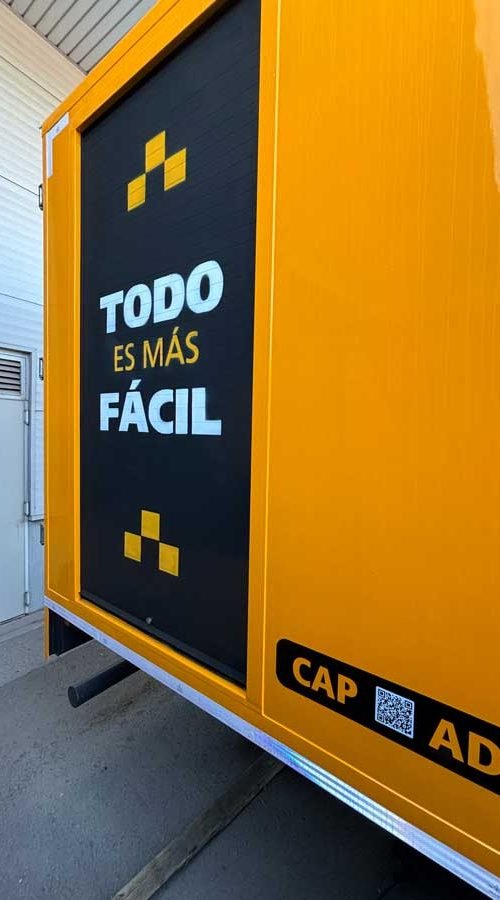 Camión amarillo y negro con rotulación de Autoescuela Gala y lema "Todo es más fácil"