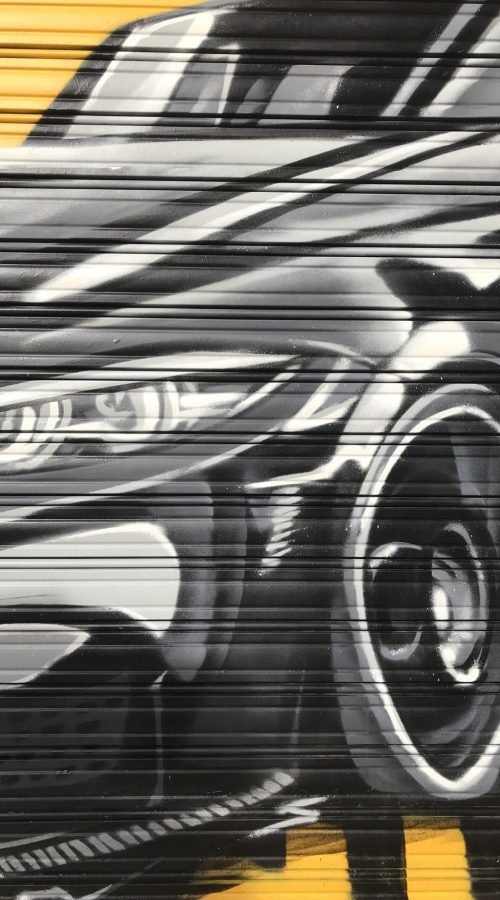 Graffiti BMW negro en persiana de Gala en Paseo de Extremadura