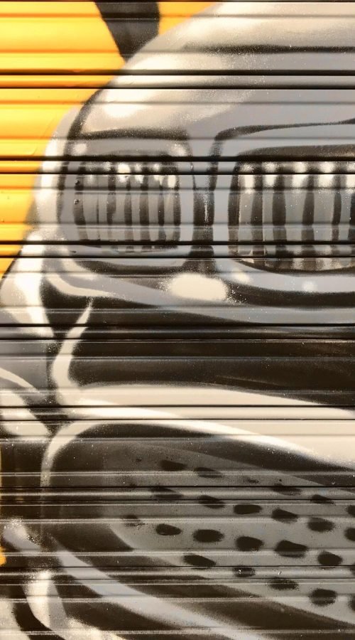 Graffiti BMW negro en persiana de Gala en Paseo de Extremadura