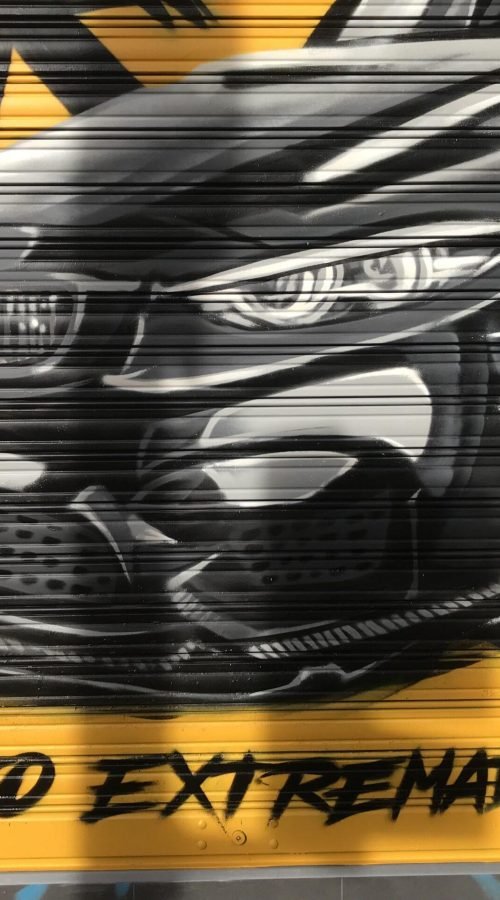 Graffiti BMW negro en persiana de Gala en Paseo de Extremadura
