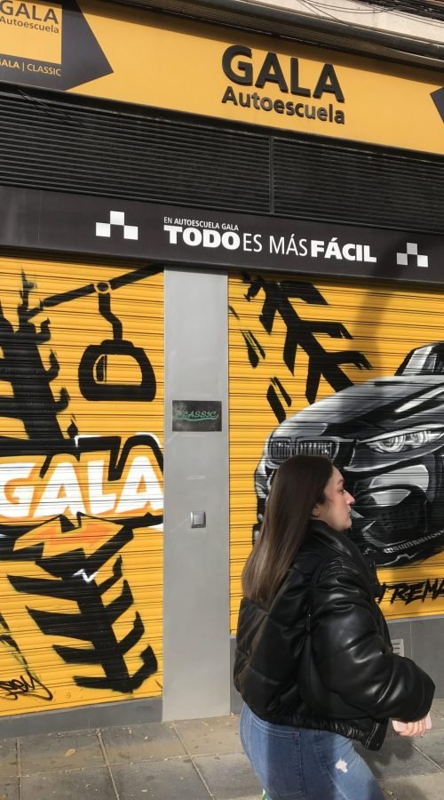 Graffiti BMW negro en persiana de Gala en Paseo de Extremadura