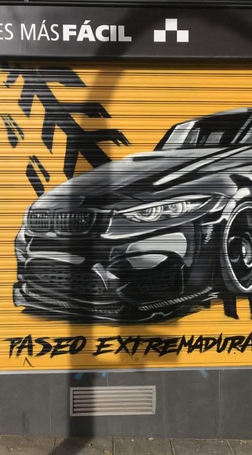 Graffiti BMW negro en persiana de Gala en Paseo de Extremadura