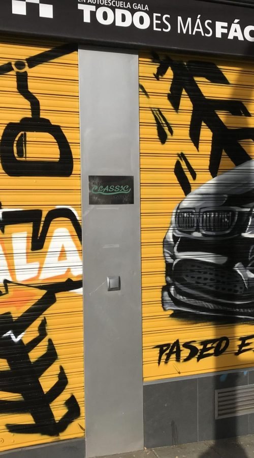 Graffiti BMW negro en persiana de Gala en Paseo de Extremadura