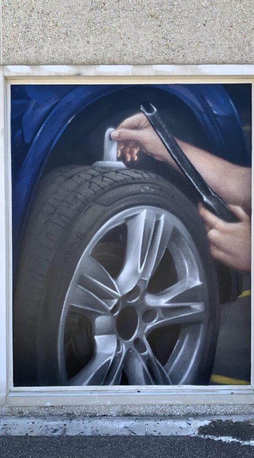 Graffiti profesional con imágenes de coches en taller Euromaster Tortosa