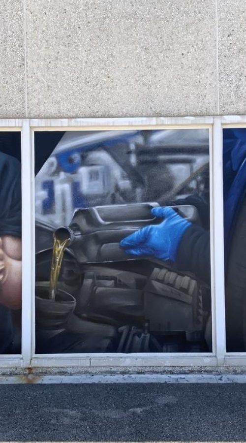 Graffiti profesional con imágenes de coches en taller Euromaster Tortosa