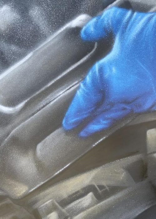 Graffiti profesional con imágenes de coches en taller Euromaster Tortosa