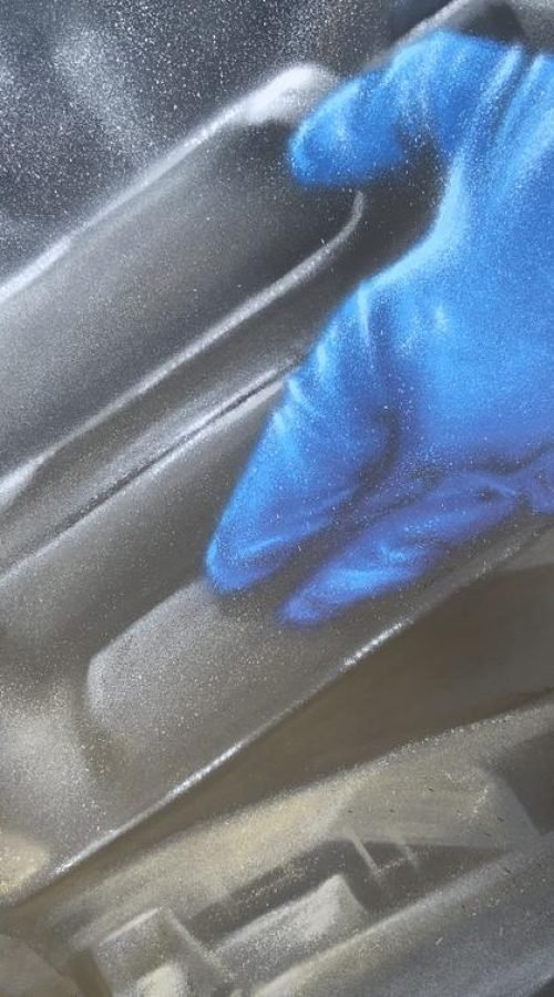 Graffiti profesional con imágenes de coches en taller Euromaster Tortosa