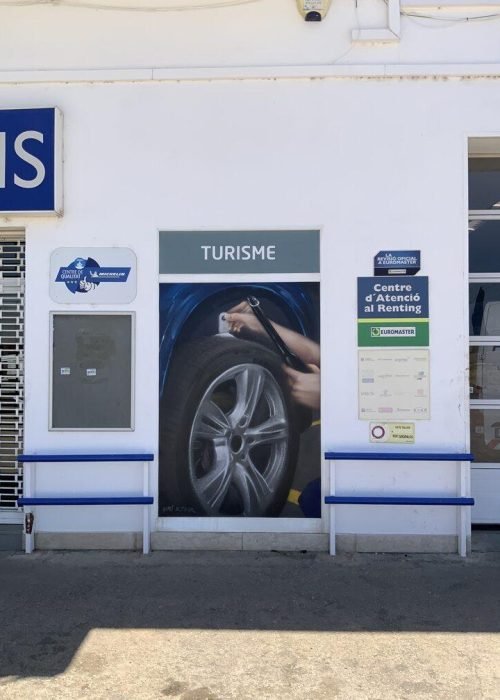 Graffiti profesional con imágenes de coches en taller Euromaster Tortosa