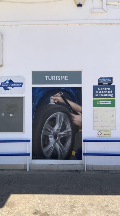 Graffiti profesional con imágenes de coches en taller Euromaster Tortosa