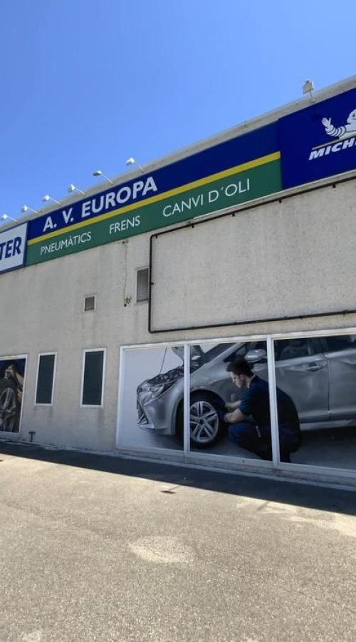 Graffiti profesional automovilístico pintado con spray para taller Euromaster en Tortosa
