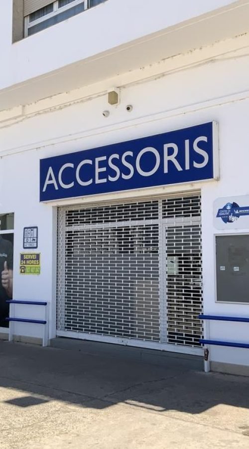 Graffiti profesional con imágenes de coches en taller Euromaster Tortosa