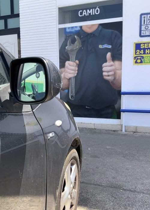 Graffiti profesional con imágenes de coches en taller Euromaster Tortosa