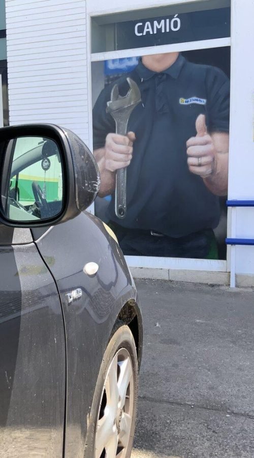 Graffiti profesional con imágenes de coches en taller Euromaster Tortosa