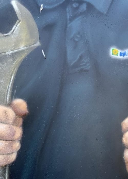 Graffiti profesional con imágenes de coches en taller Euromaster Tortosa