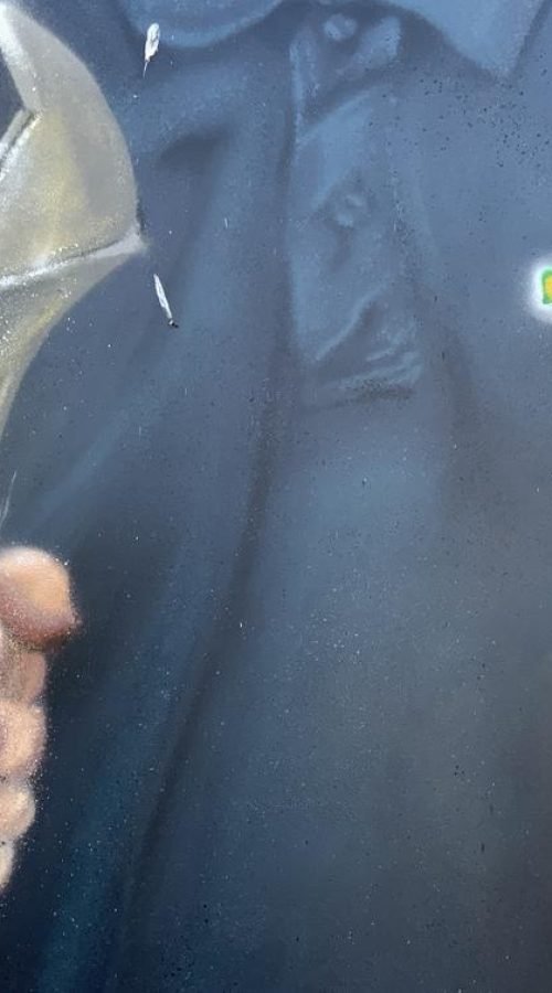 Graffiti profesional con imágenes de coches en taller Euromaster Tortosa