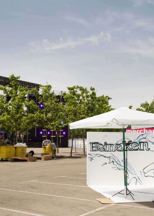 Graffiti veraniego en evento Love Tuenti’s para Heineken con palmera y hamacas