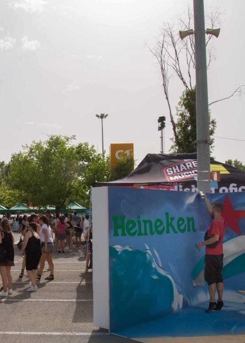 Graffiti veraniego en evento Love Tuenti’s para Heineken con palmera y hamacas