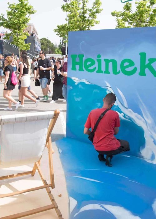 Graffiti veraniego en evento Love Tuenti’s para Heineken con palmera y hamacas