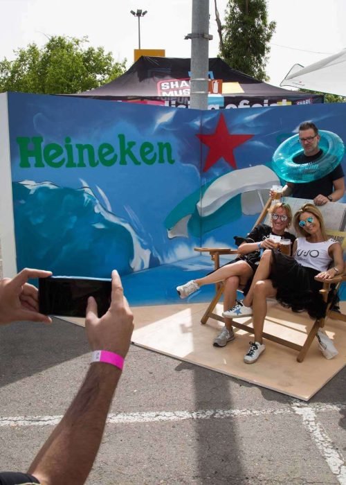 Graffiti veraniego en evento Love Tuenti’s para Heineken con palmera y hamacas