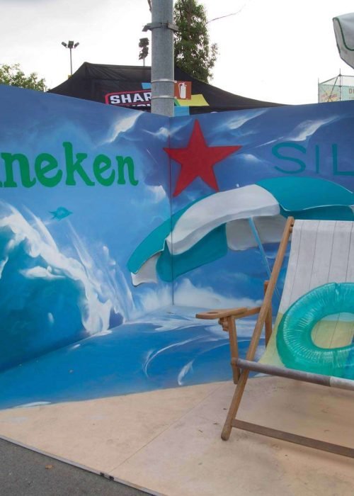 Graffiti veraniego en evento Love Tuenti’s para Heineken con palmera y hamacas