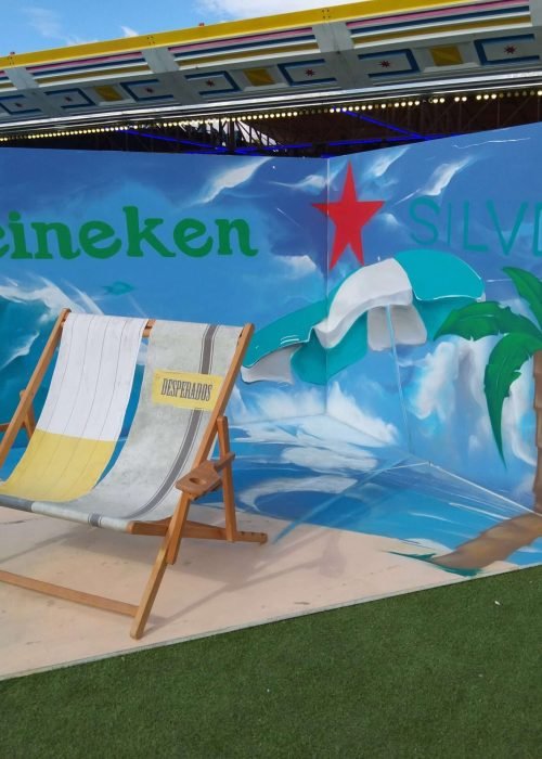 Graffiti veraniego en evento Love Tuenti’s para Heineken con palmera y hamacas