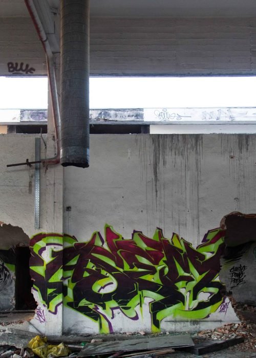 Letras wildstyle en graffiti 3D con trazos complejos