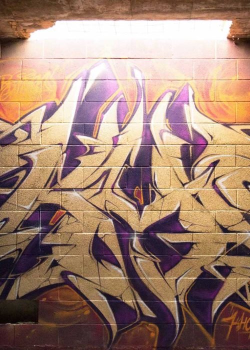 Graffiti tridimensional estilo wildstyle sobre muro