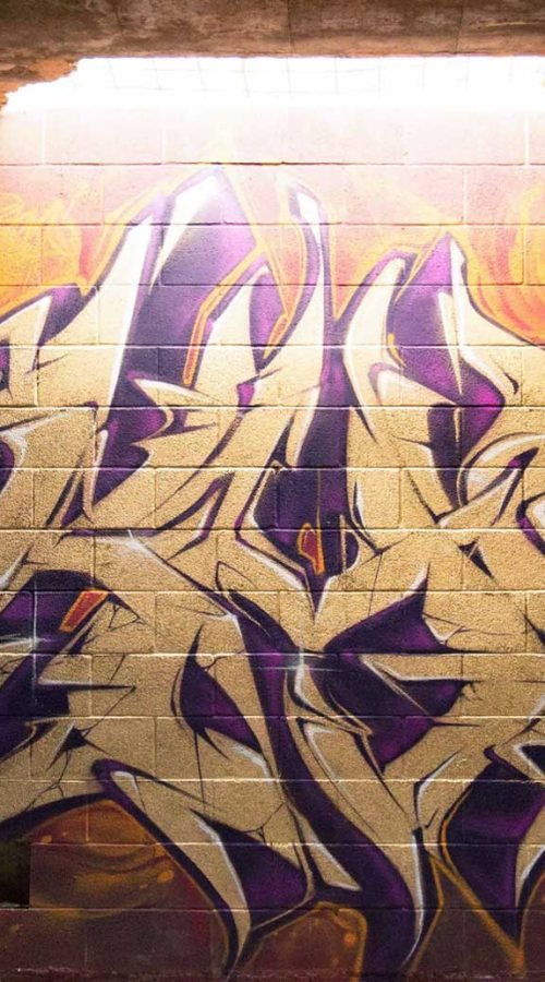 Graffiti tridimensional estilo wildstyle sobre muro