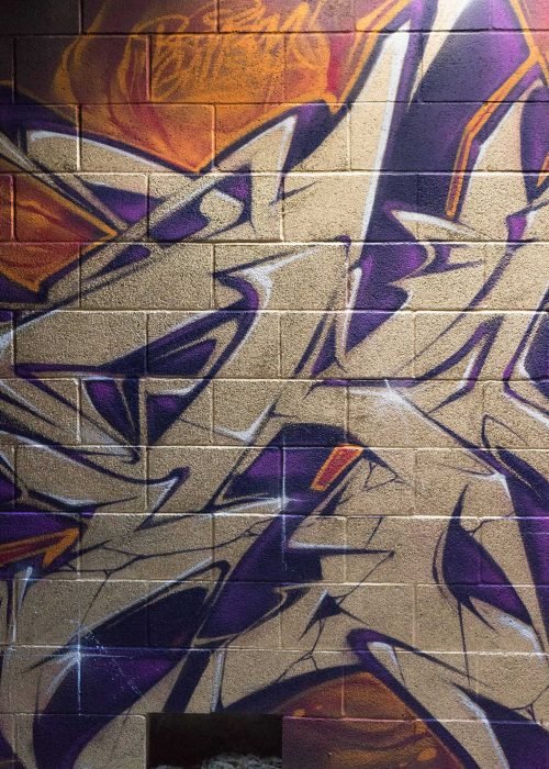 Graffiti tridimensional estilo wildstyle sobre muro