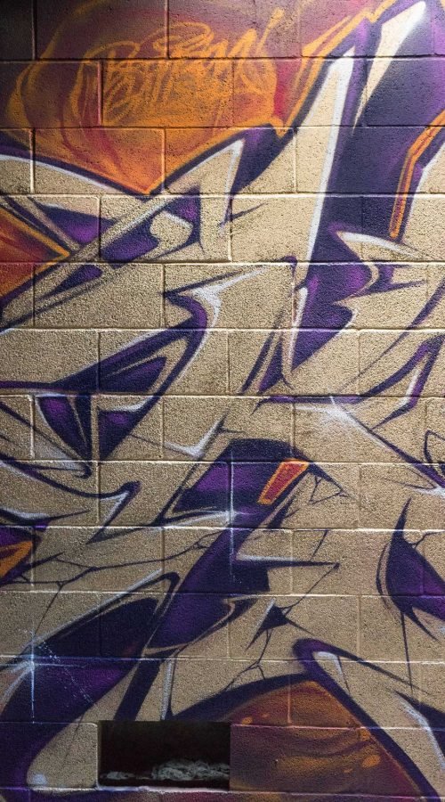 Graffiti tridimensional estilo wildstyle sobre muro