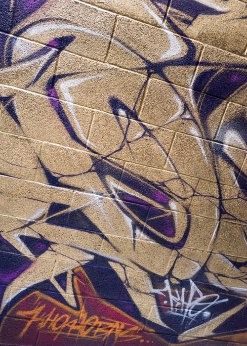 Graffiti tridimensional estilo wildstyle sobre muro