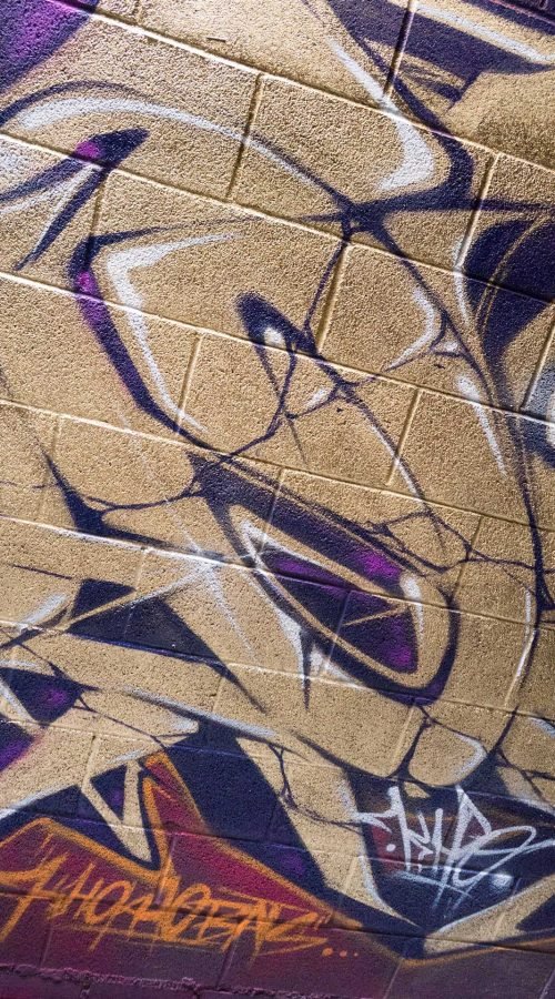 Graffiti tridimensional estilo wildstyle sobre muro