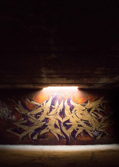 Graffiti tridimensional estilo wildstyle sobre muro