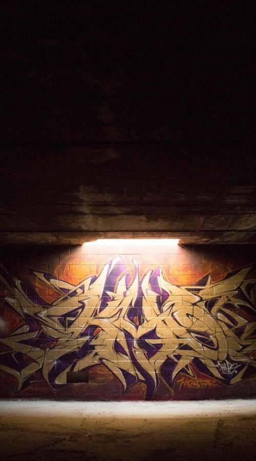 Graffiti tridimensional estilo wildstyle sobre muro