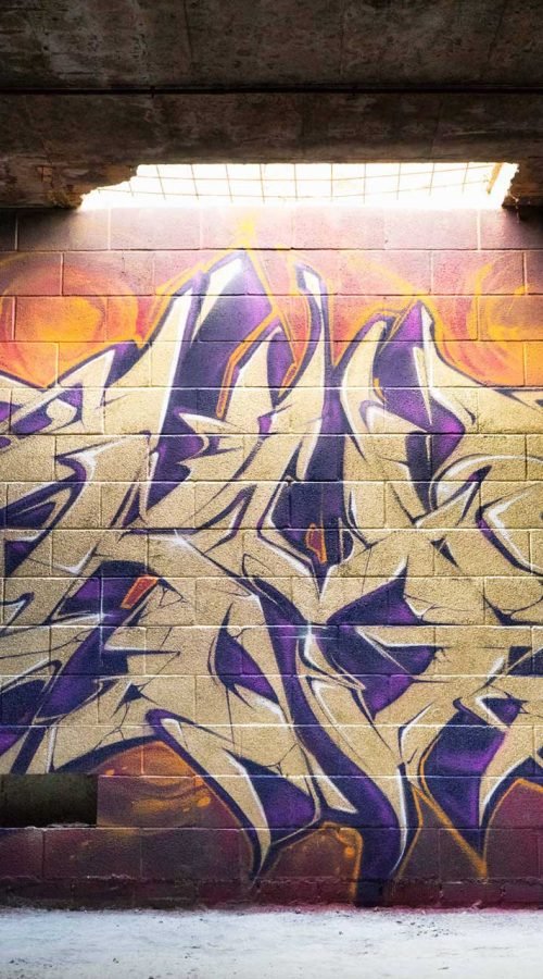 Graffiti tridimensional estilo wildstyle sobre muro