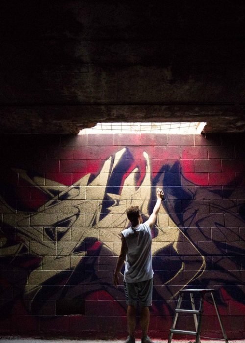 Graffiti tridimensional estilo wildstyle sobre muro