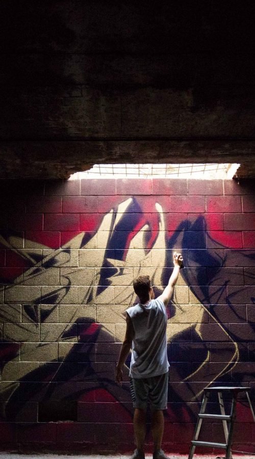 Graffiti tridimensional estilo wildstyle sobre muro