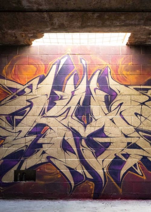 Graffiti tridimensional estilo wildstyle sobre muro